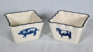 Set (2) kleine weiß/blaue Keramikschalen mit gewellten Kanten Bauernhaus Kuh Schwein - Bild 1 von 7