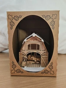 Old World Christmas Ginger Cottages Wood Tree Ornament Santa’s Reindeer Barn - Foto 1 di 13