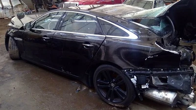 (LOCAL PICKUP ONLY) Roof Glass Front Fits 10-19 XJ 6464649 - Image 1 of 4