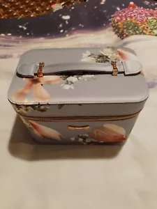 Nuevo estuche tocador maquillaje cosmético Ted Baker London gris opulento aplastamiento - Imagen 1 de 5