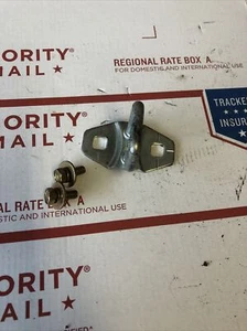 92-95 CiViC OEM TAPA MALETERO PESTILLO GOLPEADOR Cuña de captura Tornillos gancho cierre - Imagen 1 de 8