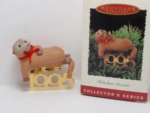 distintivo adorno de Navidad Fabulous Decade Series #6 Otter QX5147 1995 clip - Imagen 1 de 11