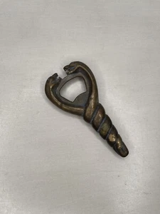 Abridor de botellas de bolsillo de latón vintage entrelazadas serpientes mostrando colmillos - Imagen 1 de 5