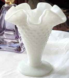 Vintage Fenton Hobnail Milchglas gekräuselte Miniatur Knospe Vase 4" - Bild 1 von 6