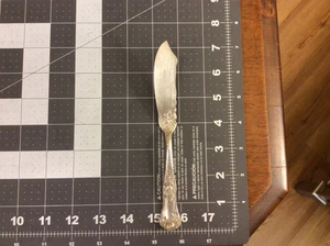 Cuchillo de mantequilla vintage plateado, Royal Plate Co. patrón floral rosa 7" - Imagen 1 de 5