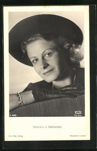 Actress Victoria von Ballasko with hat, postcard 