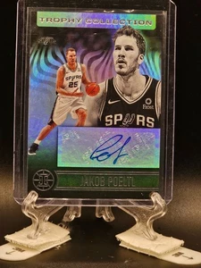 Colección de trofeos Panini Illusions 2020-21 automático ✍️ Jakob Poeltl - Spurs/Raptors - Imagen 1 de 2
