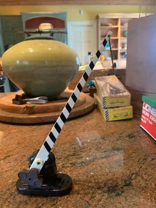 POSTWAR VINTAGE LIONEL #252 O GAUGE OPERATING LIGHTED CROSSING GATE - Picture 1 of 1