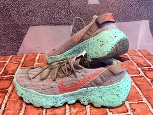 Nike Space Hippie 04 "Green Glow" Stucco Grau Herren 9,5 Laufschuhe - Bild 1 von 13