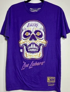Mitchell & Ness Los Angeles Lakers Dia De Los Muertos T-Shirt Erwachsene M Lila - Bild 1 von 9