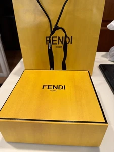 Authentische Fendi Roma magnetische gelbe Aufbewahrungsbox 9,5"x8,5x4" LADENBEUTEL, STAUBBEUTEL - Bild 1 von 5