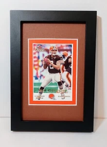 Tarjeta de fútbol americano Tim Couch Cleveland Browns enmarcada placa 2000 Fleer Focus #1 - Imagen 1 de 4