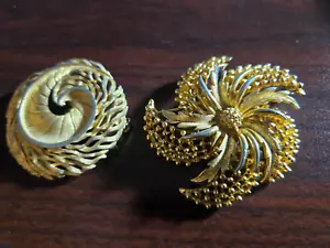 OMA VINTAGE NACHLASSFUND GOLDFARBENE LISNER WIRBEL BROSCHE ANSTECKNADEL 2 STÜCK - Bild 1 von 2