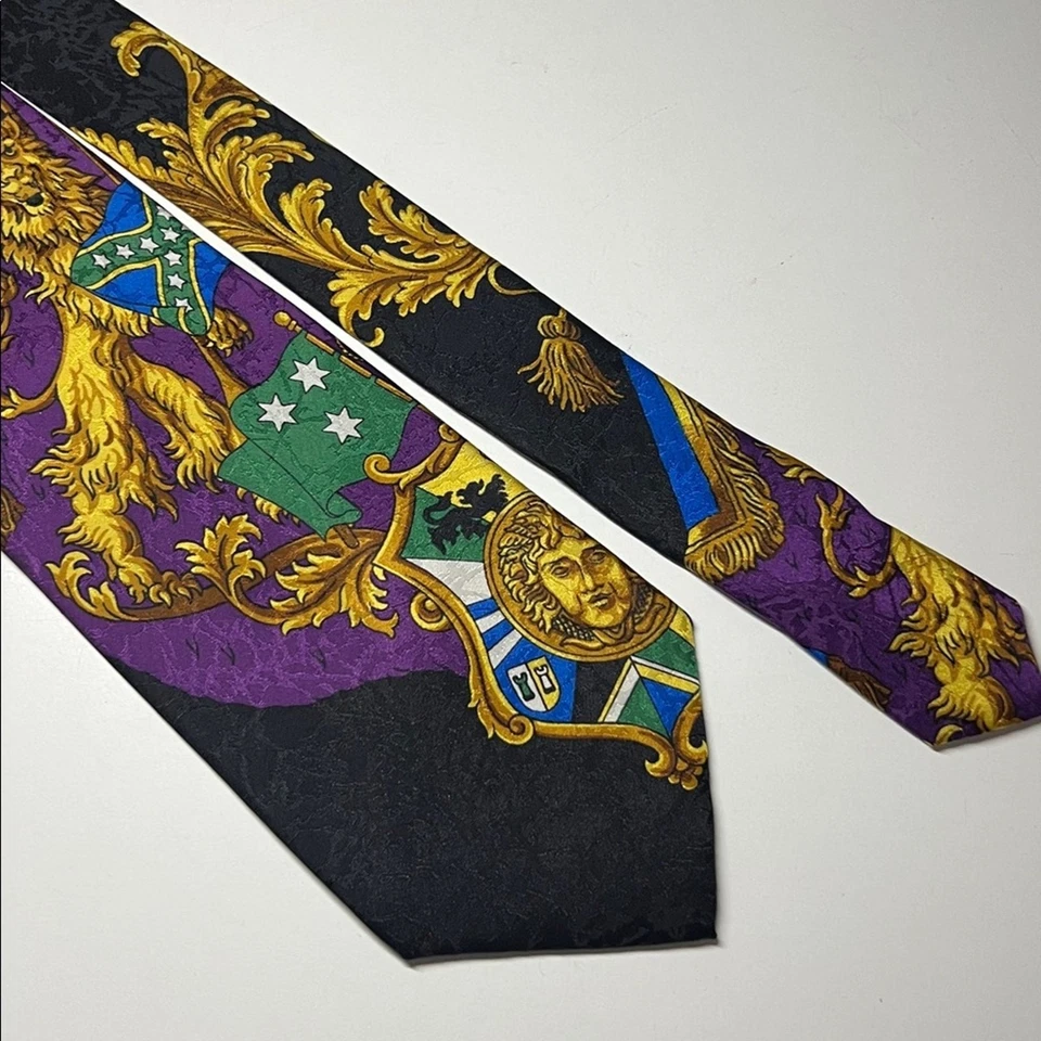 Corbata de seda Gianni Versace barroca escudo heráldico y estampado de Medusa Foto 1 de 4