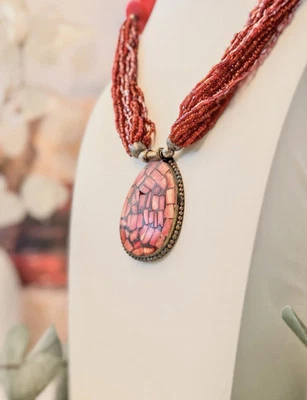 (128) Colar de declaração contas de vidro multicamadas e contas de osso em forma de barril grande - Imagem 1 de 4