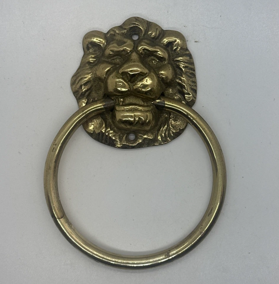 Antiguo cajón de puerta con cabeza de león de latón vintage anillo grande tirador 4" de ancho ENVÍO GRATUITO Foto 1 de 4