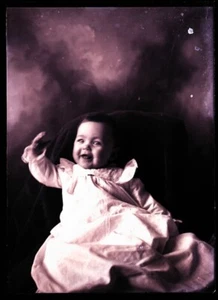 (1) LATE 1800s or EARLY 1900s GLASS NEGATIVE,  YOUNG BABY-1, UNKNOWN LOCATION - Picture 1 of 2