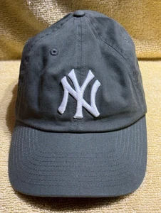 New York Yankees Hat / Cap - Adjustable Strap, Fan Favorite Genuine MLB - Picture 1 of 5