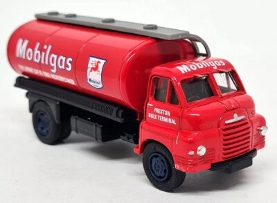 Vanguards 1/64 Bedford S Type Tanker Mobilgas VA7005 Diecast Model Truck - Image 1 of 4