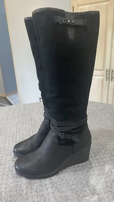Botas de cuero negras hasta la rodilla Ugg impermeables Lesley con tacón de cuña 1005266 talla: 8 Foto 1 de 4