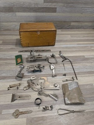 Antigua máquina de coser Singer patente 1889 plegable madera rompecabezas caja y accesorios Foto 1 de 4
