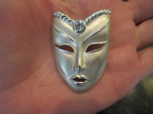 Broche prendedor máscara estilo japonés tono plateado cepillado con estrás - Imagen 1 de 3
