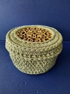 Gehäkelter Korb aus Textielgarn mit Holzdeckel. Farbe: Hellgrau. 100% Handmade - Bild 1 von 3