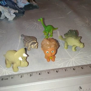 lot 5 figurines Zaini - Le voyage d'ARLO - Disney Pixar - 2016 - Picture 1 of 1