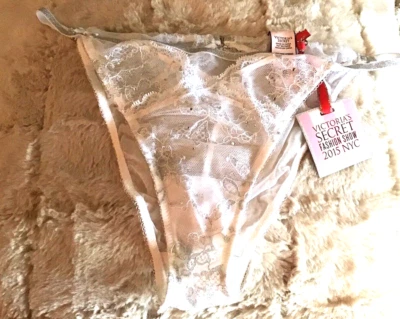 Bikini Victoria Secret Fashion Show 2015 NYC estrás tanga blanca MED Foto 1 de 4