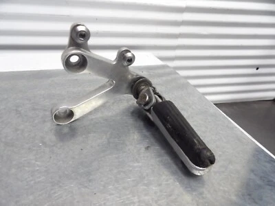 00-01 Honda CBR929RR CBR900 reposapiés delantero izquierdo con soporte 50700-MCJ-000 Foto 1 de 4