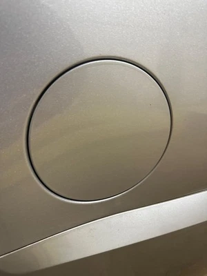 07 08 09 10 11 12 13 14 GMC YUKON Fuel Tank Door - Imagem 1 de 3