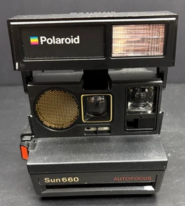 Cámara terrestre instantánea de enfoque automático Polaroid Sun 660 de colección con correa - Imagen 1 de 6