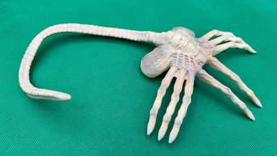 Alien Resurrection Facehugger Poseable Rare Toy - Image 1 of 4