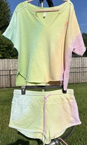 Conjunto de Top Pantalones Cortos de Práctica Diaria Anthropologie L/XL Arco Iris Tie Dye Cuello Dividido - Imagen 1 de 7
