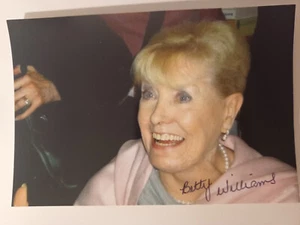 Autógrafo original de Betty Williams en foto / Premio Nobel de la Paz T2 - Imagen 1 de 2