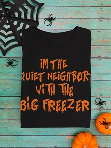 IM THE BASTANTE VECINO CON EL GRAN CONGELADOR - Divertida Camiseta y Sudadera de Halloween - Imagen 1 de 12