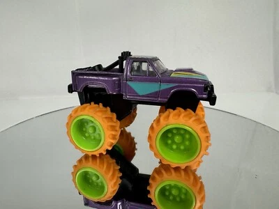 Camioneta Ford serie F Stepside Maisto 1992-1996 4x4 Monster Truck escala 1/64 Foto 1 de 4