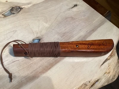 Native American Gun stock style War Club 带木质烧焦图像,皮革蕾丝... — 第 1/4 张图片