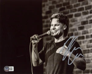 THEO VON SIGNED HANDSIGNIERT 8x10 FOTO GEFEIERT PODCASTER COMEDIAN BECKETT BAS - Bild 1 von 2