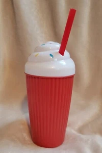 9 oz Milkshake shaped novelty plastic cup with straw. New.  - Bild 1 von 4