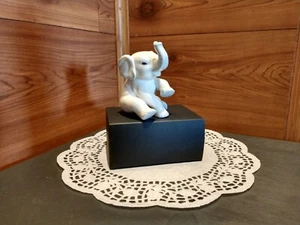 WHIMSICAL VINTAGE PG WHITE CERAMIC ELEPHANT FIGURINE MADE IN MALAYSIA - Picture 1 of 9