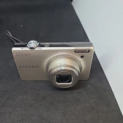 Cámara digital Nikon COOLPIX S6000 14,2 MP PLATEADA - sin cargador Foto 1 de 4