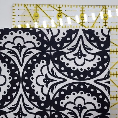 Tela Damasco Blanco y Negro por Telas de Estudio 100% Algodón 18.5"x22" Costura Artesanal Foto 1 de 4