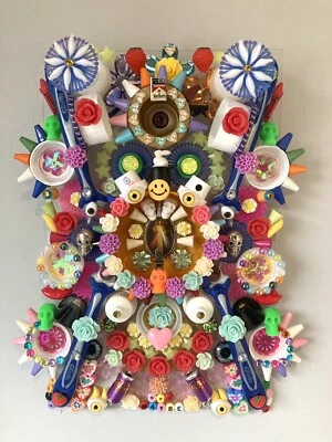 Dijes de plástico de un solo uso reciclados y reutilizados collage kitsch obra de arte original Foto 1 de 4