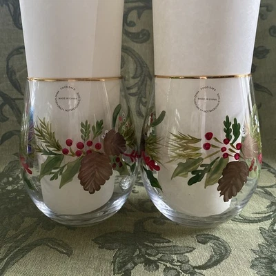 Juego de 2 copas de vino sin tallo de pino acebo de Navidad con borde dorado pintadas a mano Foto 1 de 4