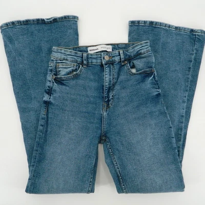 Pantalones de mezclilla Bershka para mujer 01 azul lavado claro pierna ancha acampanados corte bootcut Foto 1 de 4