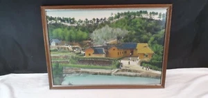 21,75" B x 15,5" H Gerahmtes & glasiertes bemaltes Taperstry Bild der Dorfszene - Bild 1 von 12