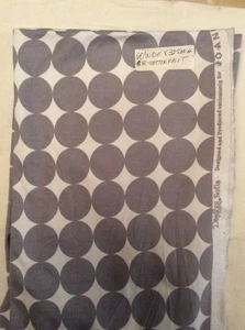 Tela tejida elástica blanca con puntos grandes grises 32" por 60" de ancho - Imagen 1 de 1