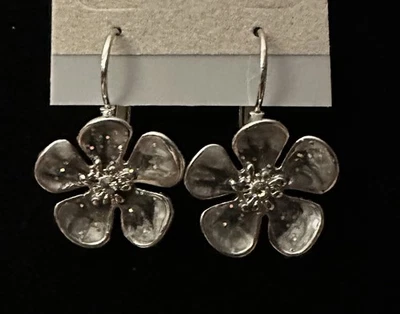 Pendientes con cierre de palanca de diamantes de imitación esmaltados brillantes gris flor floral tono plata Foto 1 de 3