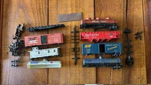 Lot Of HO Scale Train Parts - Cars - Bodies - Trucks - Couplers - Frame - Picture 1 of 5